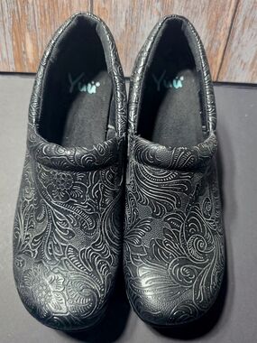 Yuu Bethanee Black Tooled Embossed Leather Floral Paisley Clogs Slip-On Shoes 8